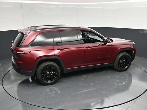 Used 2025 Jeep Grand Cherokee Altitude AWD/4WD image 43