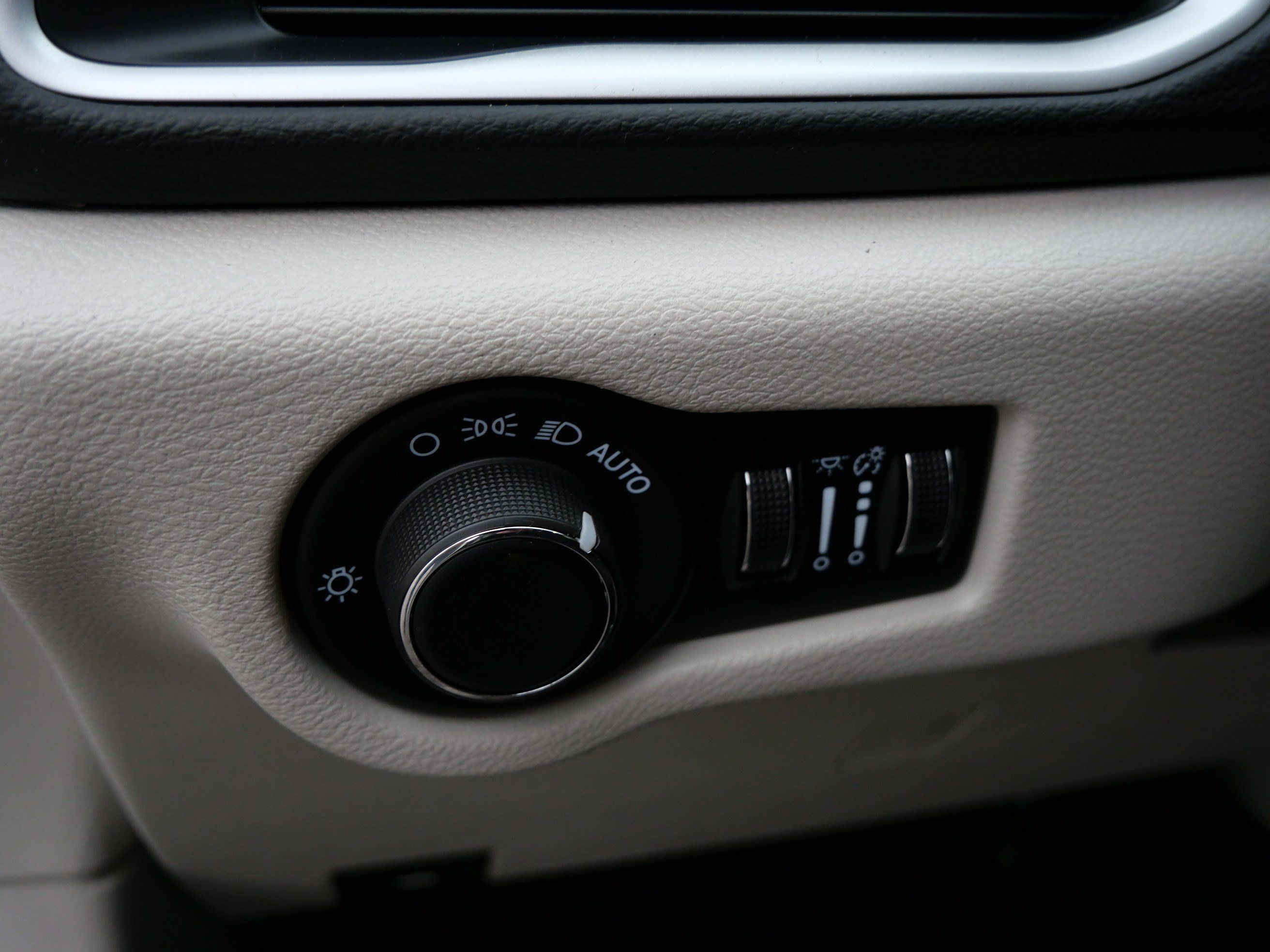 Used 2024 Chrysler Voyager LX FWD image 23