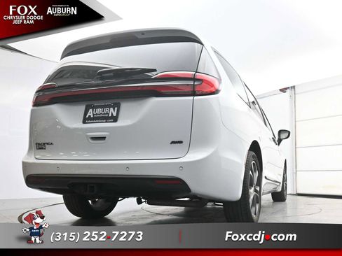 Used 2023 Chrysler Pacifica Touring-L w/ Road Tripper Package AWD/4WD image 24