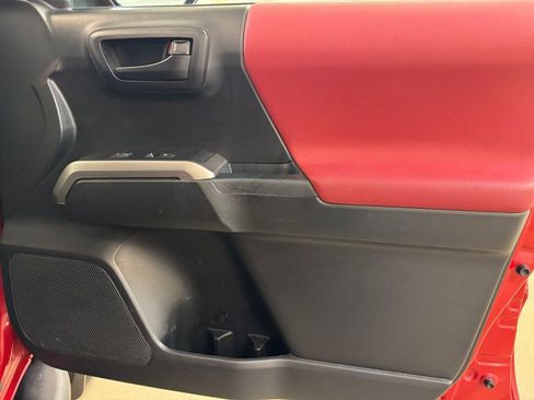 Used 2018 Toyota Tacoma SR5 w/ Four Season Floor Mat Package AWD/4WD image 25