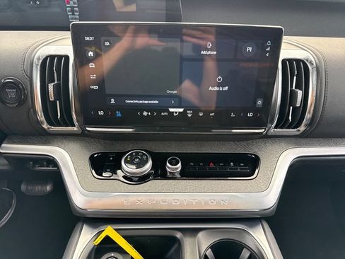 Used 2025 Ford Expedition Tremor AWD/4WD image 32