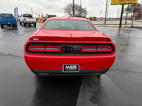 Used 2019 Dodge Challenger SXT image 5