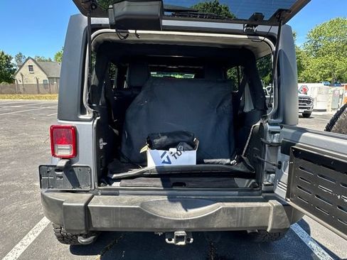 Used 2017 Jeep Wrangler Unlimited Rubicon w/ Connectivity Group AWD/4WD image 10
