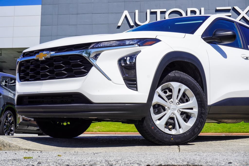 Used 2025 Chevrolet Trax LS FWD image 2