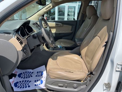 Used 2009 Chevrolet Traverse LT FWD image 3