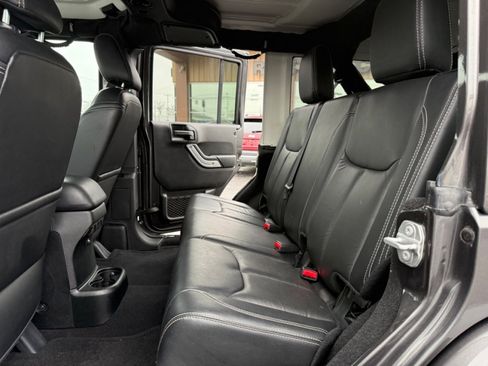 Used 2018 Jeep Wrangler Unlimited Sahara w/ Connectivity Group image 16