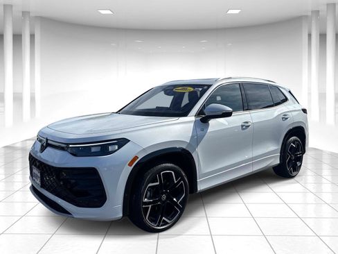 Certified 2025 Volkswagen Tiguan SEL R-Line AWD/4WD image 2