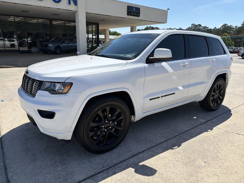 Used 2020 Jeep Grand Cherokee Altitude RWD image 2