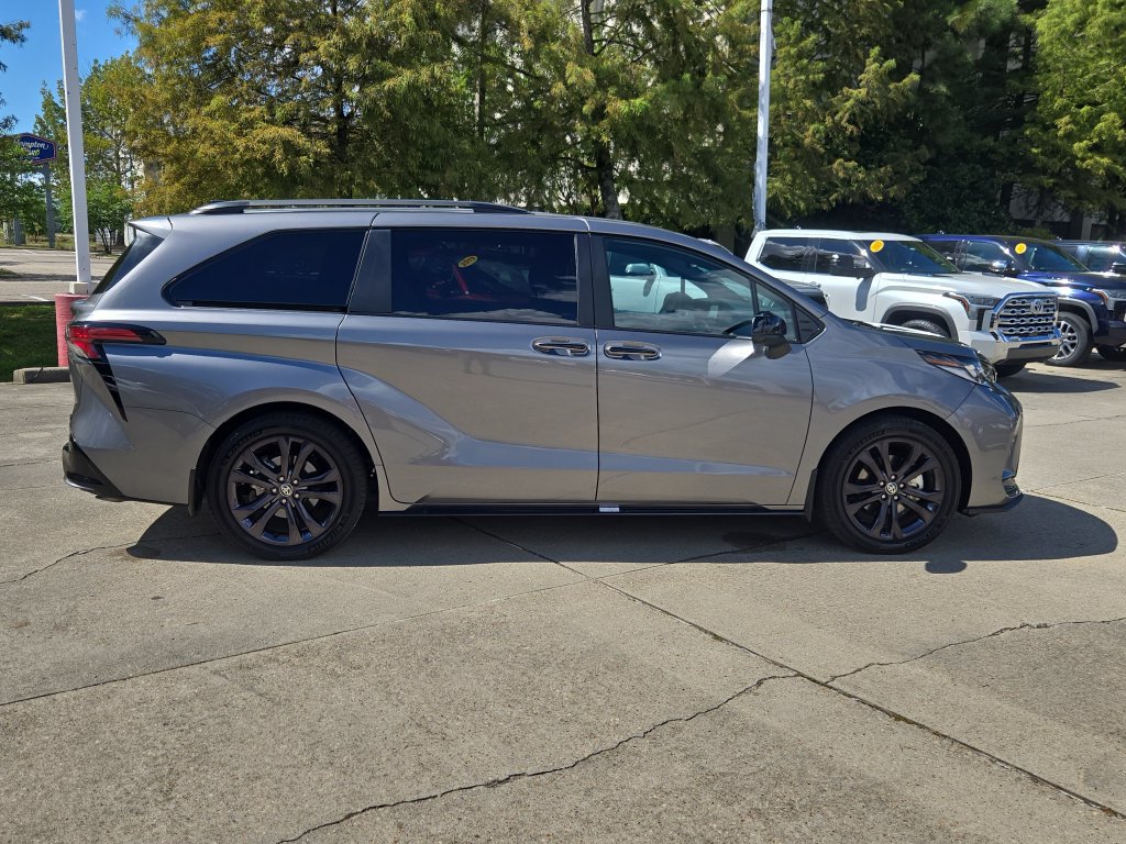 Used 2026 Toyota Sienna XSE FWD image 9