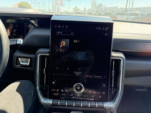 Used 2025 GMC Yukon Denali image 9