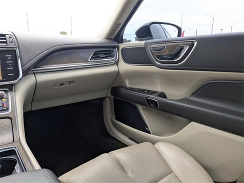 Used 2018 Lincoln Continental Select image 17