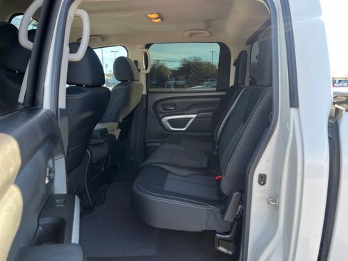 Used 2018 Nissan Titan SV image 17