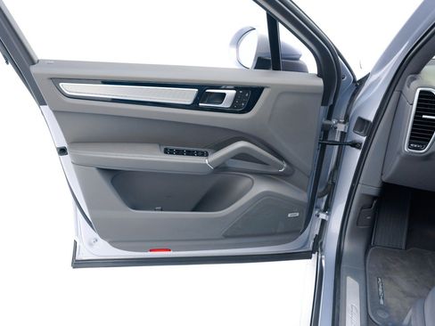 Used 2022 Porsche Cayenne image 22