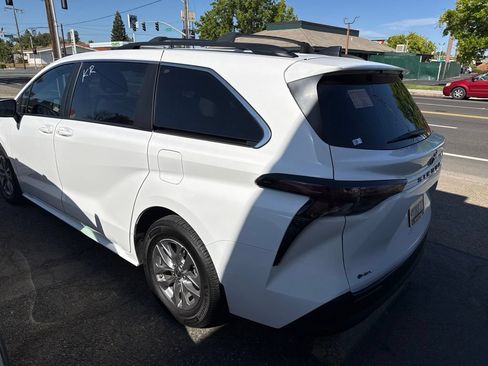 Used 2025 Toyota Sienna LE FWD image 2