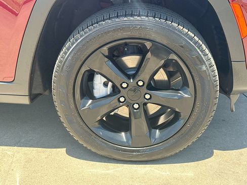 Used 2025 Jeep Grand Cherokee Limited w/ Black Appearance Package AWD/4WD image 10