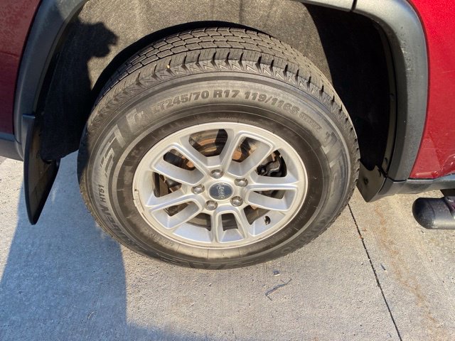 Used 2019 Jeep Grand Cherokee Laredo AWD/4WD image 14
