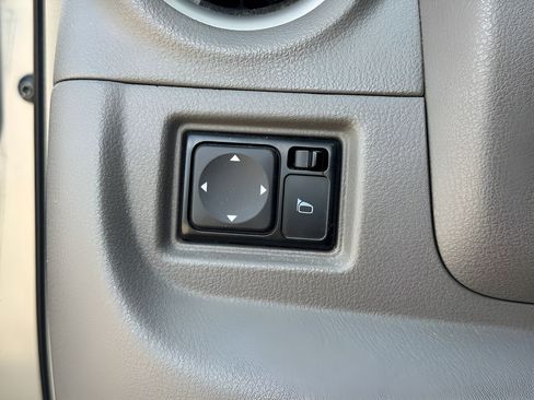 Used 2012 Nissan Versa SV FWD image 15
