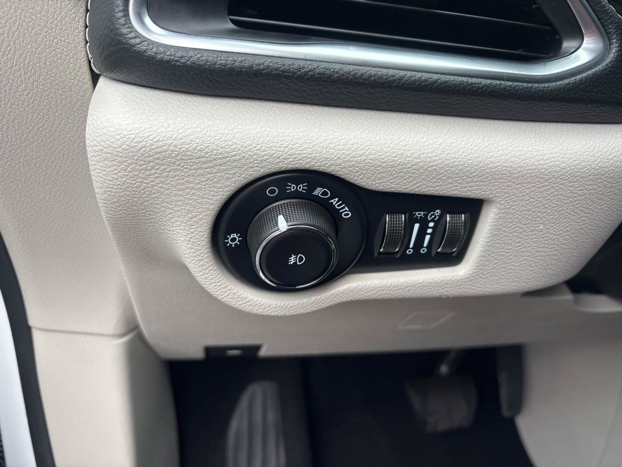 Used 2023 Chrysler Pacifica Limited FWD image 15