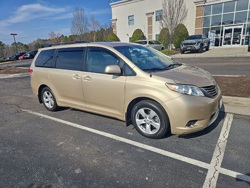 Used 2012 Toyota Sienna LE w/ Towing Pkg image 1