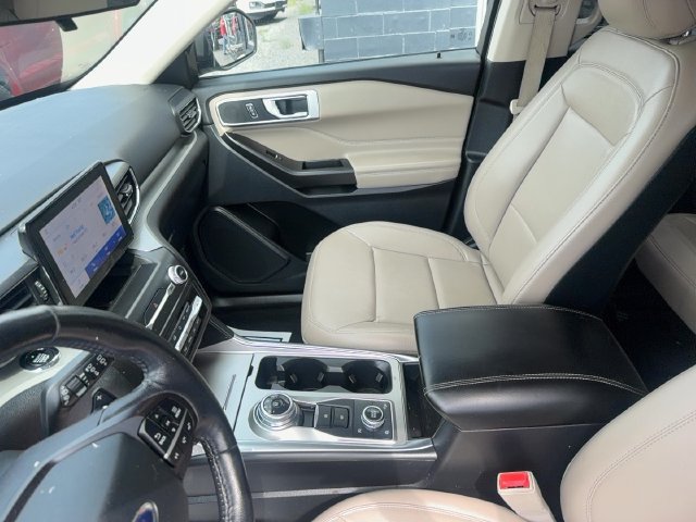 Used 2020 Ford Explorer XLT w/ Equipment Group 202A AWD/4WD image 16