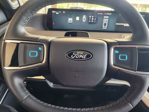 Used 2025 Ford Expedition Platinum w/ Driver's Package AWD/4WD image 17