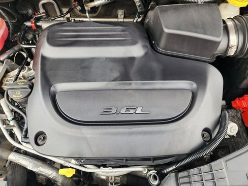 Used 2023 Chrysler Pacifica Touring-L FWD image 32