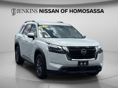 Certified 2024 Nissan Pathfinder SV FWD image 2
