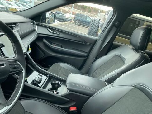 Used 2025 Jeep Grand Cherokee Altitude image 6