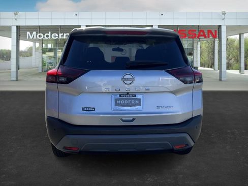 Used 2023 Nissan Rogue SV image 4