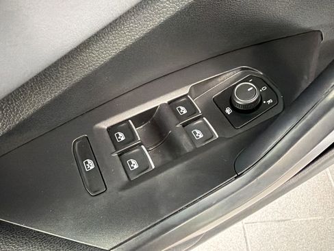 Used 2025 Volkswagen Jetta SE FWD image 13