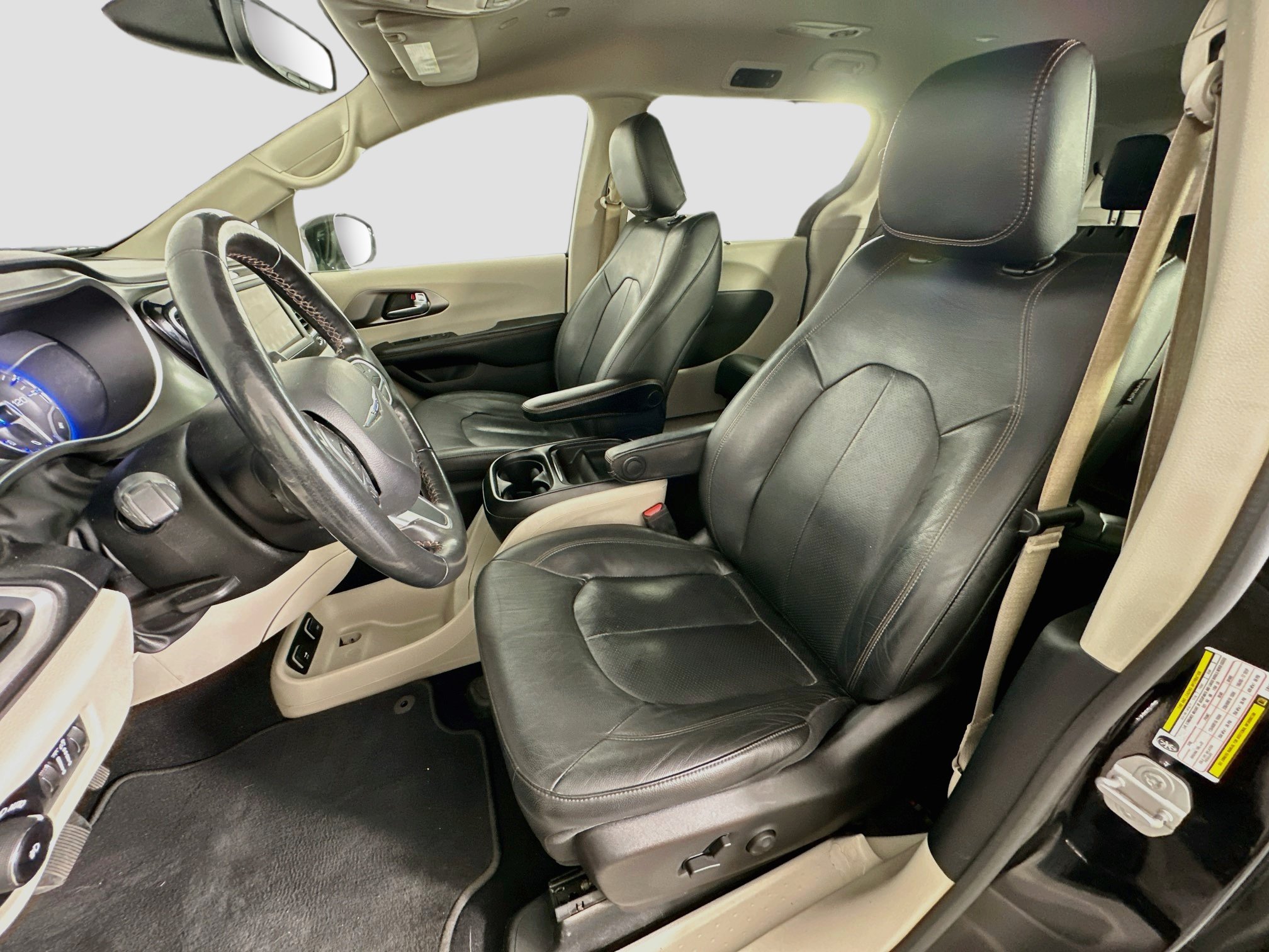 Used 2020 Chrysler Pacifica Touring-L w/ Tire & Wheel Group FWD image 13