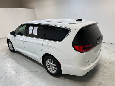 Used 2024 Chrysler Pacifica Touring-L FWD image 5