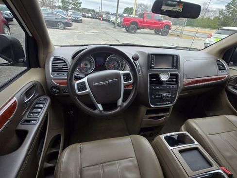 Used 2013 Chrysler Town & Country Touring image 5