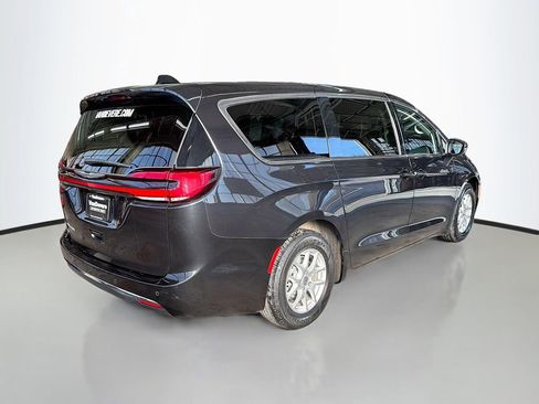 Used 2023 Chrysler Pacifica Touring-L image 9
