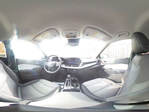 Used 2025 Chevrolet Trax LT image 42