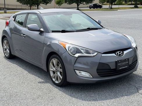 Used 2017 Hyundai Veloster FWD image 1