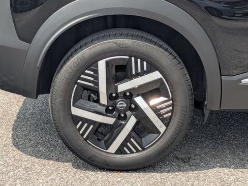 Used 2025 Nissan Kicks SV FWD image 11
