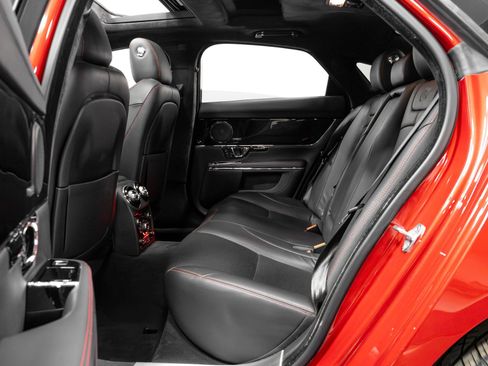 Used 2016 Jaguar XJ R image 32