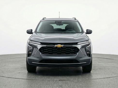 Used 2025 Chevrolet Trax LT w/ LT Convenience Package FWD image 2