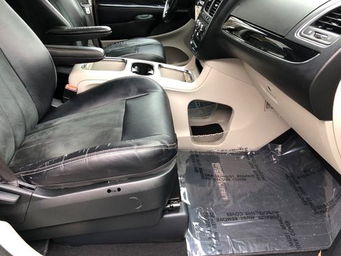 Used 2017 Dodge Grand Caravan SXT image 26