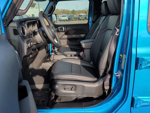 New 2026 Jeep Wrangler Unlimited Sahara AWD/4WD image 32