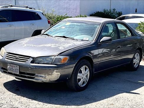 Used 2000 Toyota Camry LE w/ Value Pkg 4 FWD image 3