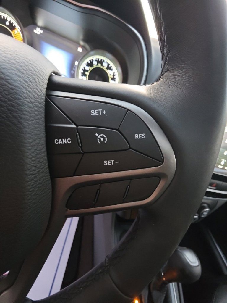 Used 2019 Jeep Cherokee Limited w/ Luxury Group AWD/4WD image 17