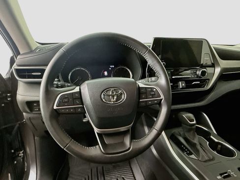 Certified 2024 Toyota Highlander LE FWD image 11