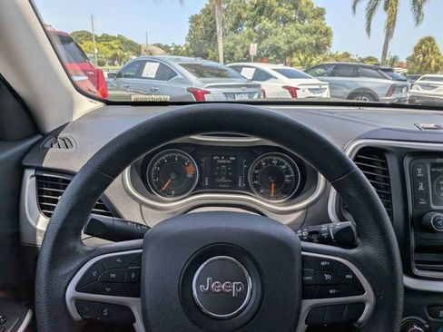 Used 2018 Jeep Cherokee Latitude FWD image 29