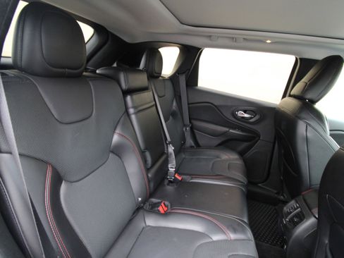 Used 2019 Jeep Cherokee Trailhawk image 30