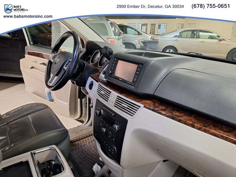 Used 2011 Volkswagen Routan SEL Premium FWD image 36
