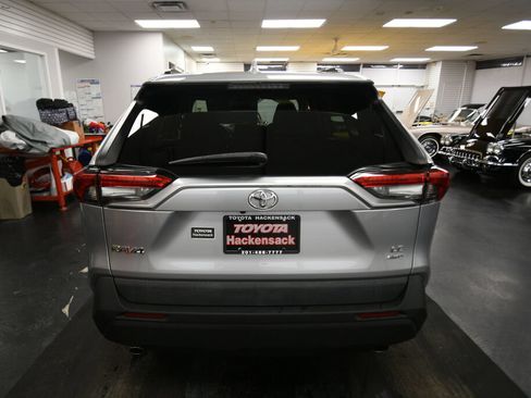 Used 2021 Toyota RAV4 LE w/ Carpet Mat Package (TMS) AWD/4WD image 7