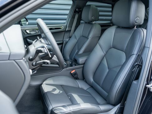 Certified 2025 Porsche Macan image 5