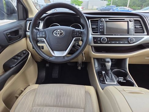 Certified 2019 Toyota Highlander Plus FWD image 7